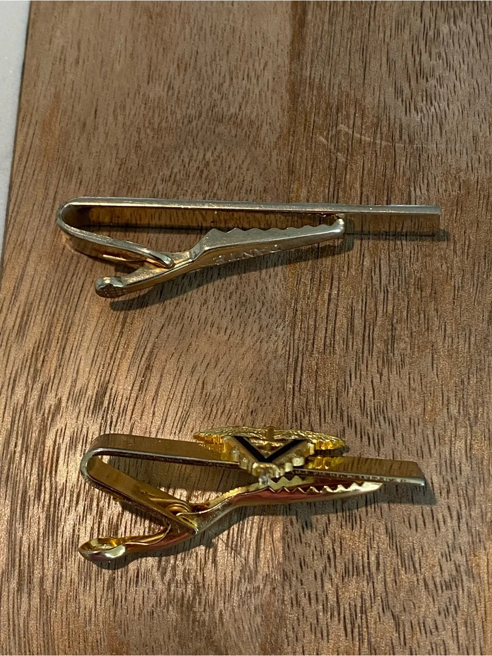 clip is the U.S. Army Veterinary Corps Officer branch insignia and clip Dante